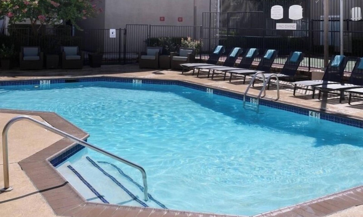 Dallas Hotel | Construction Stays with Parking & Pool, Free Breakfast, Near Major Work Sites!