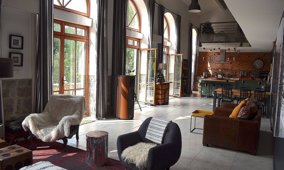 Saint-Bauzille-de-Putois Condo | Contemporary loft in spinning at the edge of the water