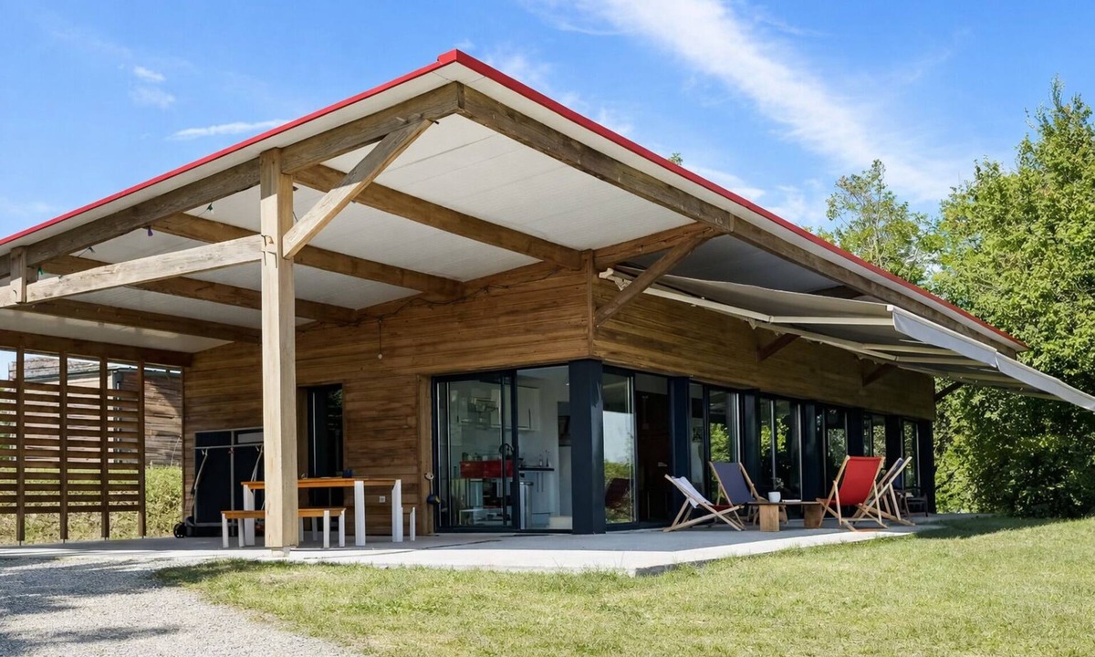 Montcuq-en-Quercy-Blanc Villa | Contemporary wooden house with swimming pool