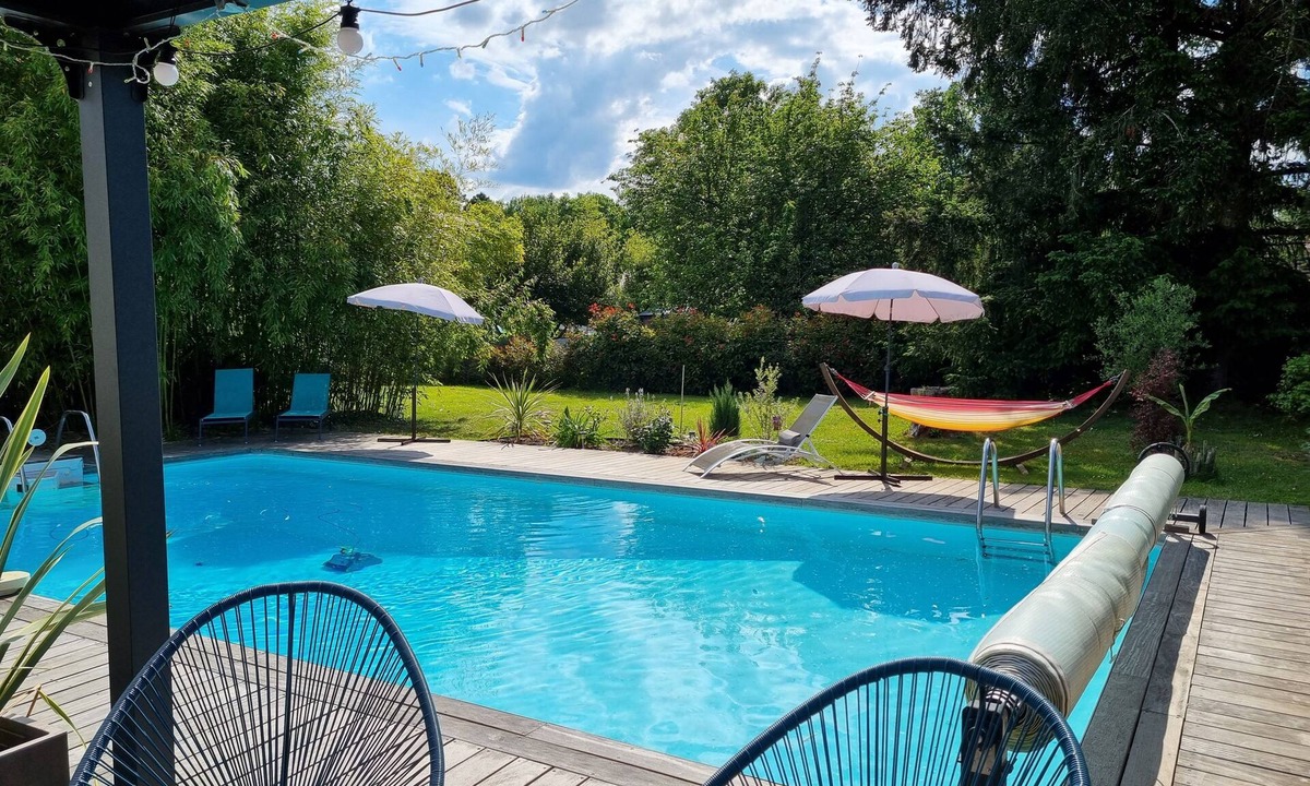 Saint-Medard-d'Eyrans Villa | Contemporary villa with pool near Bordeaux