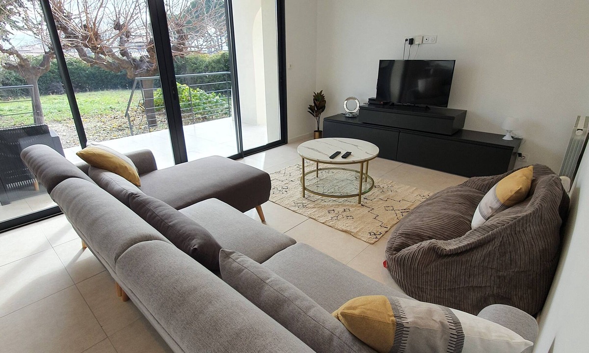 Saint-Felix-de-Lodez House | Contemporary house in a green setting, between land and sea.