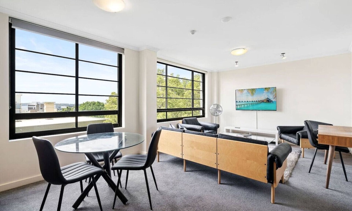 Darling Point Apartment | Contemporary 2 BR APT with Harbour Views & Parking