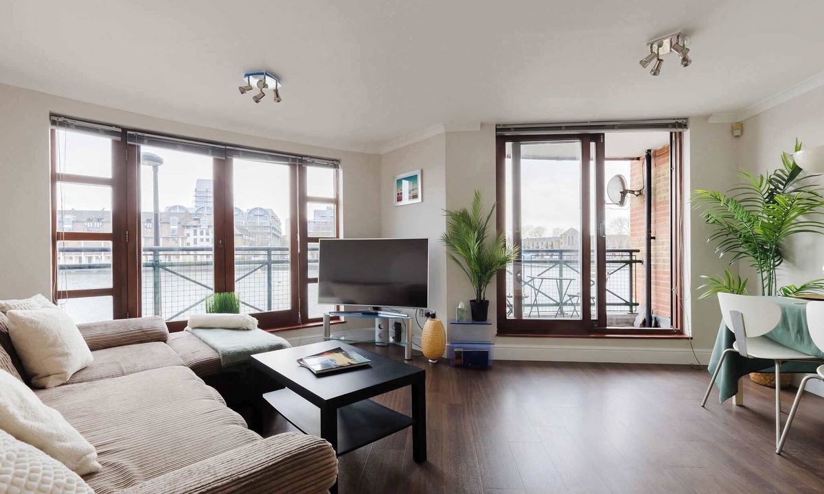 Surrey Docks Apartment | Contemporary 2BDR Flat with Waterside Views