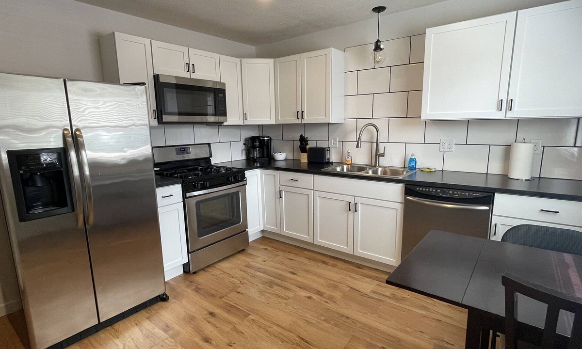 Normal House | Contemporary 2bd 1.5ba Townhouse