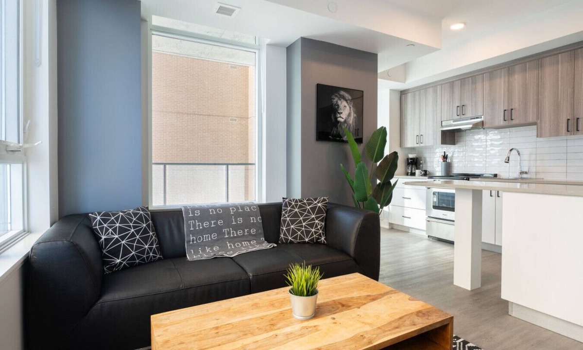 Centretown West Apartment | Contemporary 2BR in Little Italy with Gym