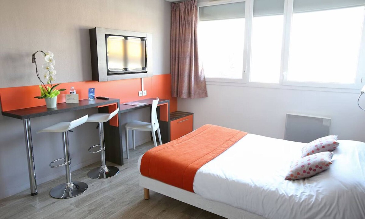 Chevilly-Larue Hotel | Contemporary Apartment Near Metro & Tram Lines | 2 Units