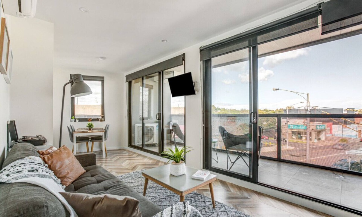 Preston Apartment | Contemporary Apt, cafes, wifi, trams & parking