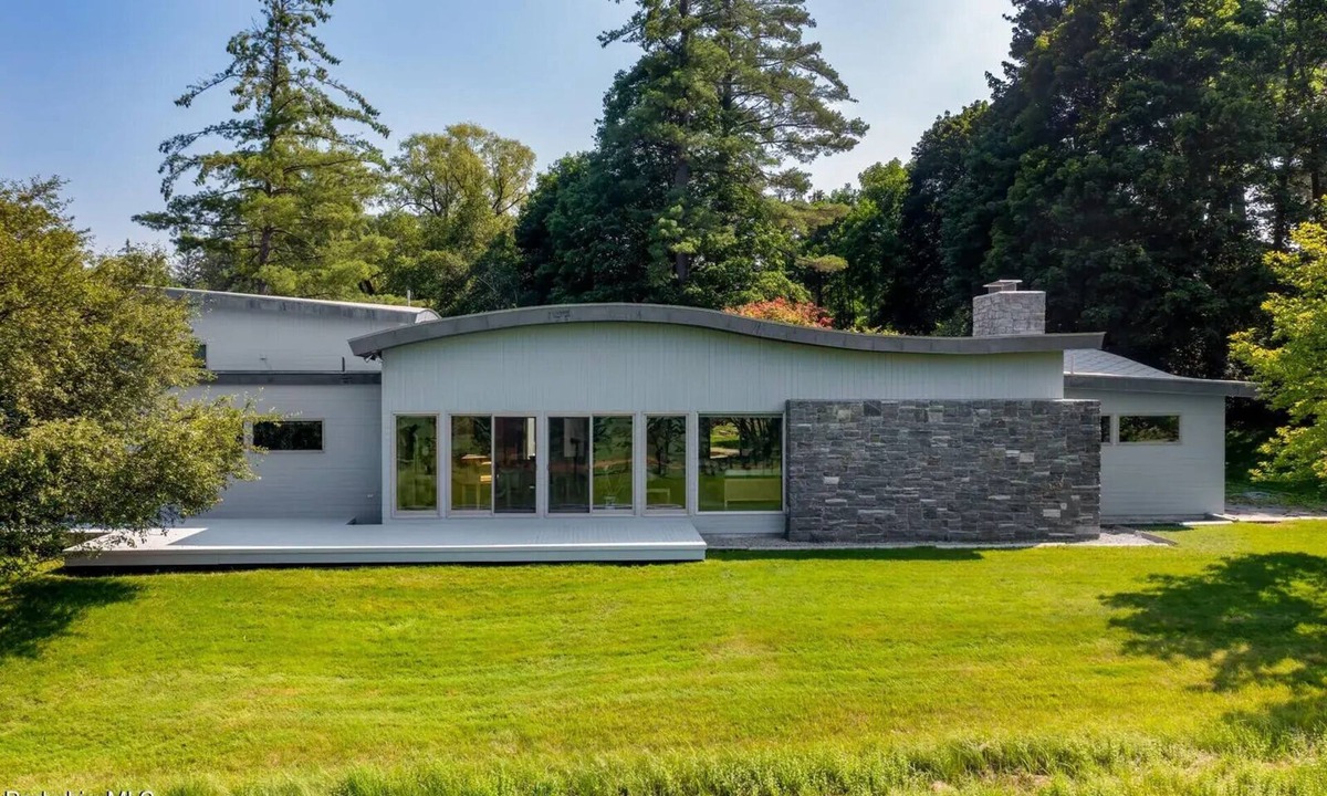 Williamstown House | Contemporary Berkshire Home with Views of Taconic Golf Course