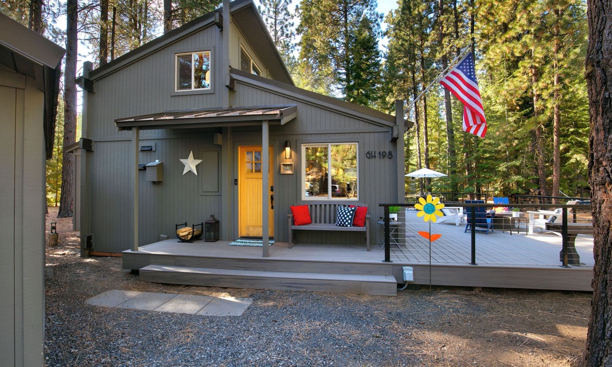 Black Butte Ranch House | Contemporary Cozy Cabin: Bikes, Outdoor Fire Table, and EV Charging