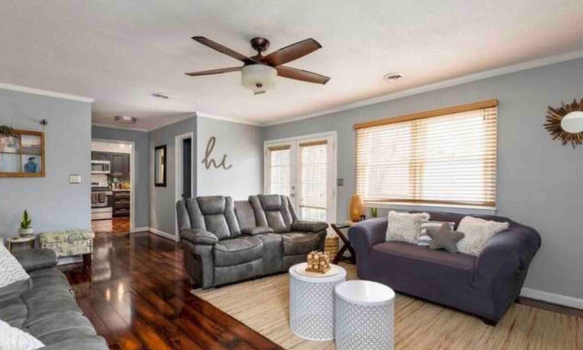 Greensboro House | Contemporary & Cheerful Great choice for families