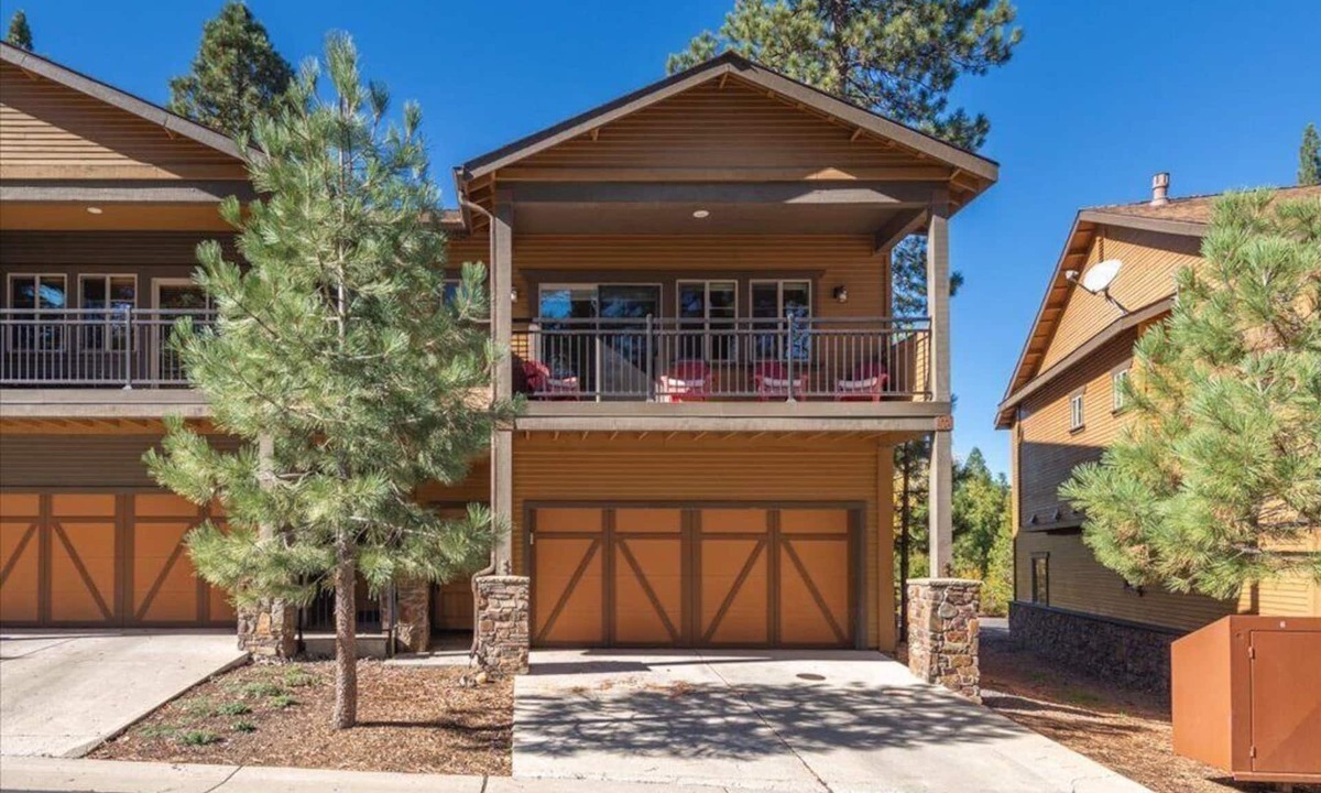 Truckee Condo | Contemporary clean townhome, great location, short walk to downtown