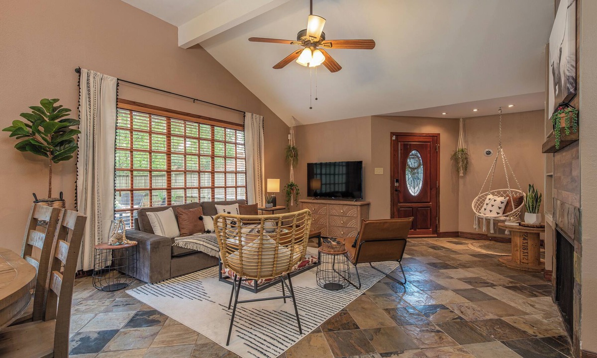 Barker House | Contemporary Comfort with Quick WiFi and a Gorgeous Backyard