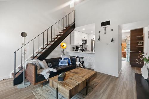 St. Edwards Apartment | Contemporary Couples Getaway Near Austin Favorites - Loft 21