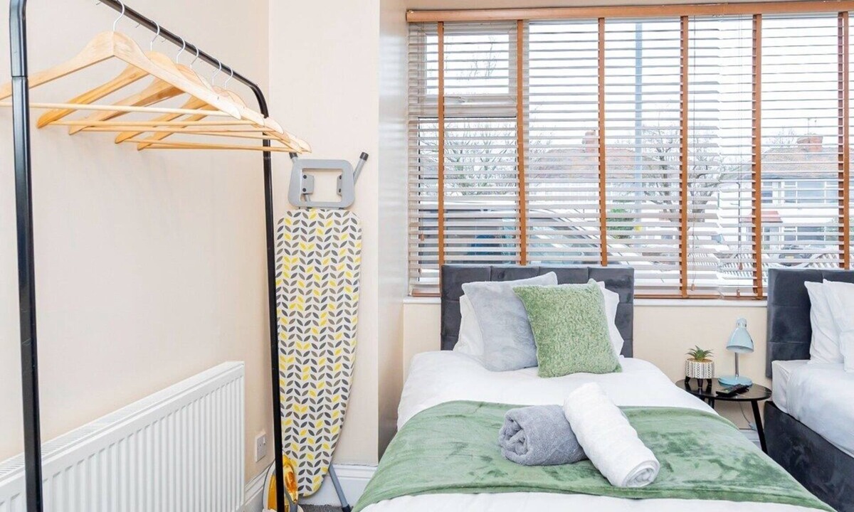 Bloxwich Apartment | Contemporary expansive apartment lower