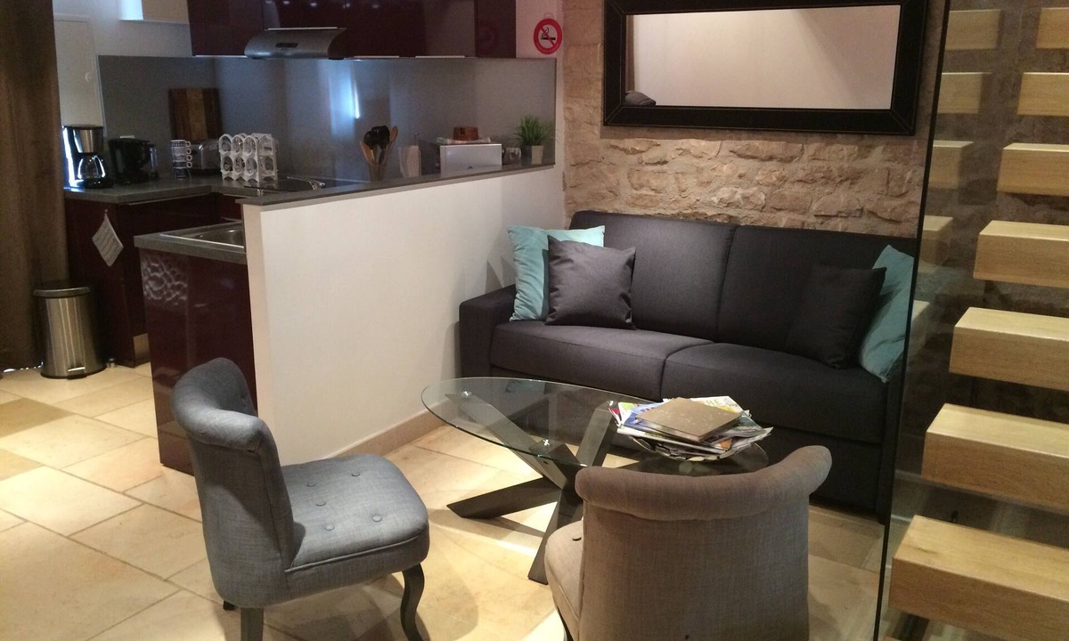 Nuits-Saint-Georges Cottage | Contemporary studio in old barn renovated by architect