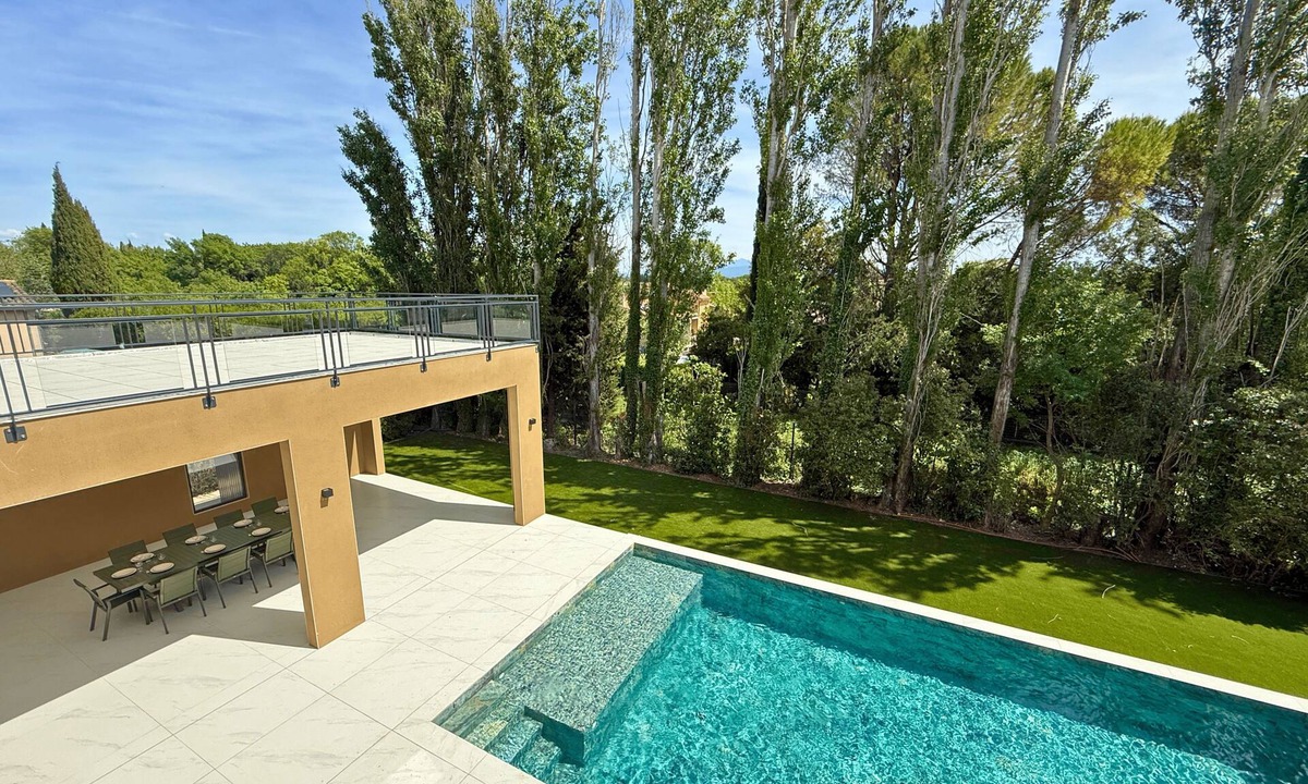 Serignan-du-Comtat Villa | Contemporary villa for 10 guests with heated pool, gym & sauna