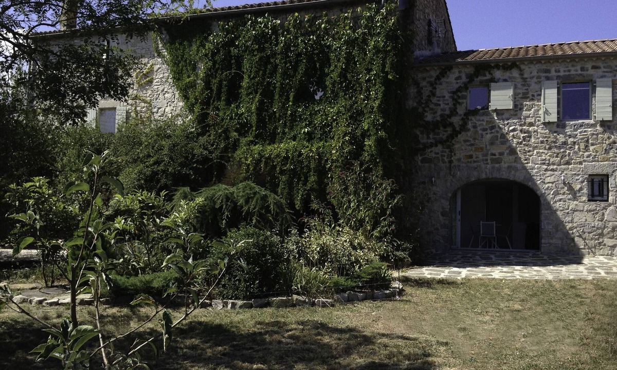 Les Vans Cottage | Contemporary gîte in a charming residence.