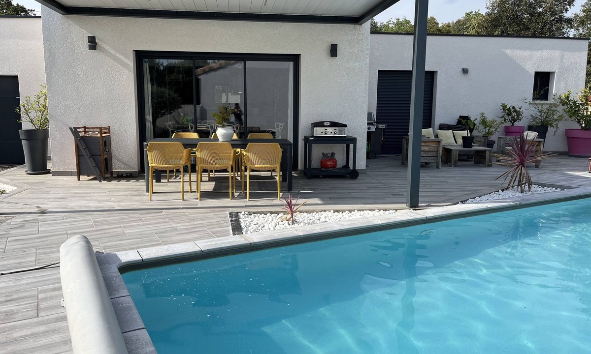 La Garde-Adhemar House | Contemporary house with pool