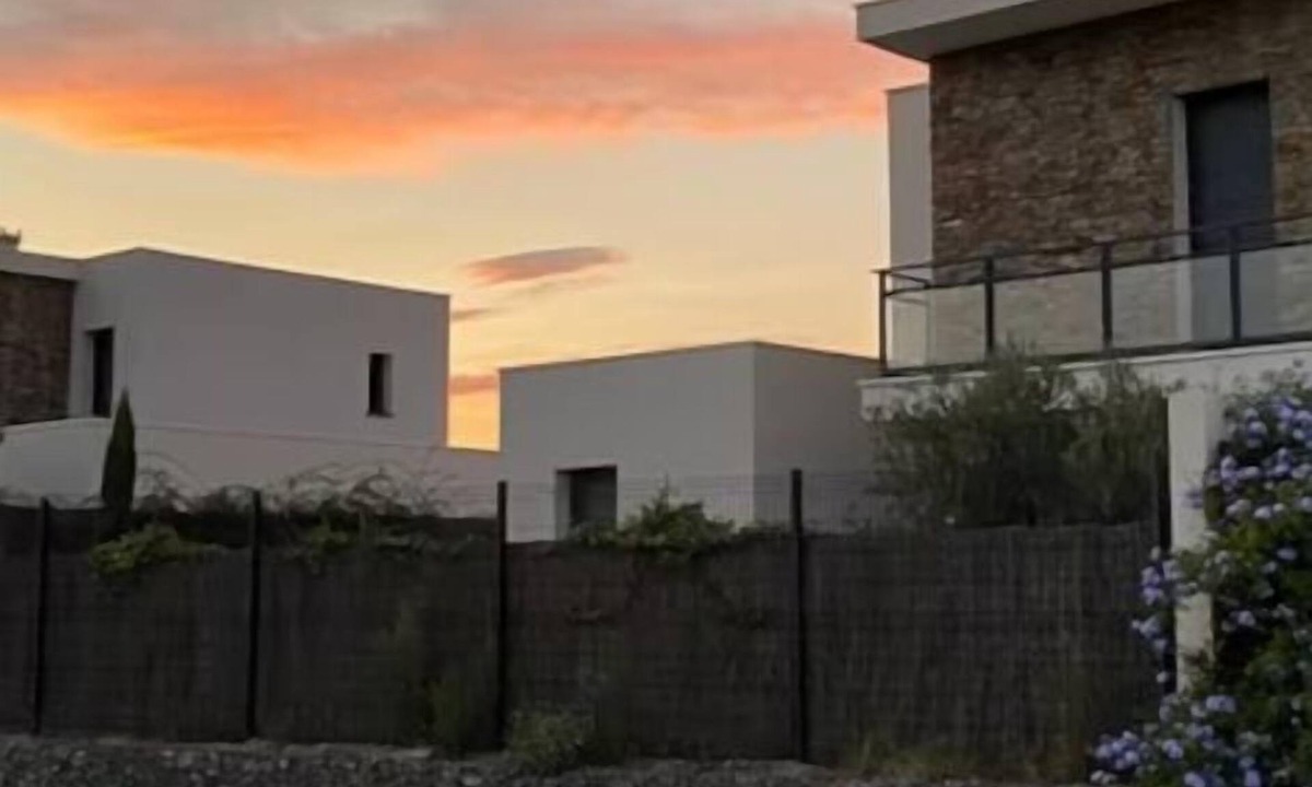 Bompas House | Contemporary house 10 minutes from the sea and 5 minutes from the town center.