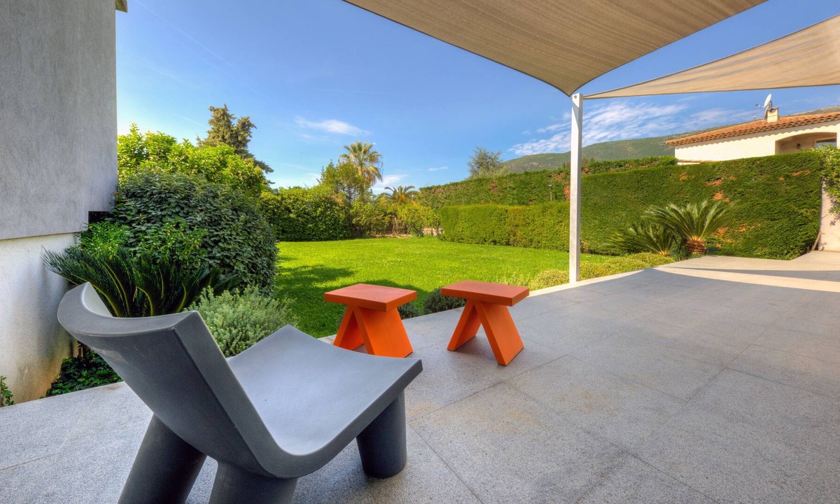 Carros House | Contemporary house surrounded by greenery