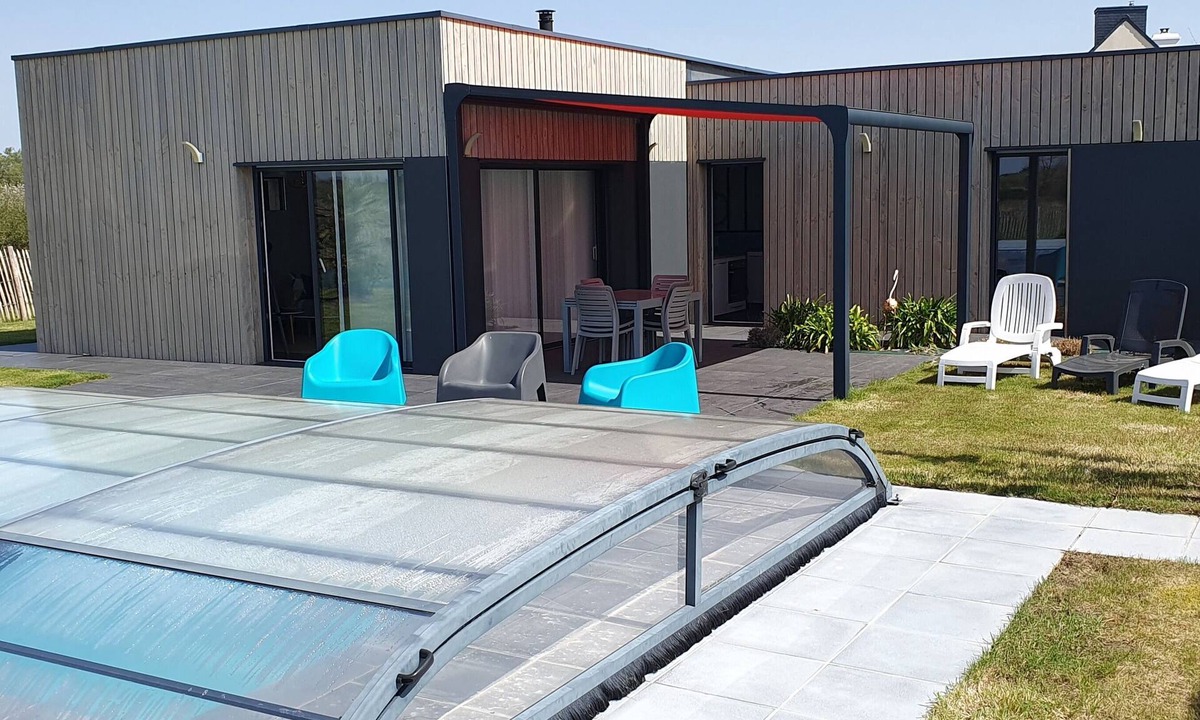 Erdeven House | Contemporary house with heated pool