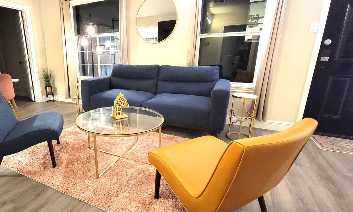 South Central Houston House | Contemporary Large Cozy House in Houston Downtown/Midtown/Medical center/NRG etc