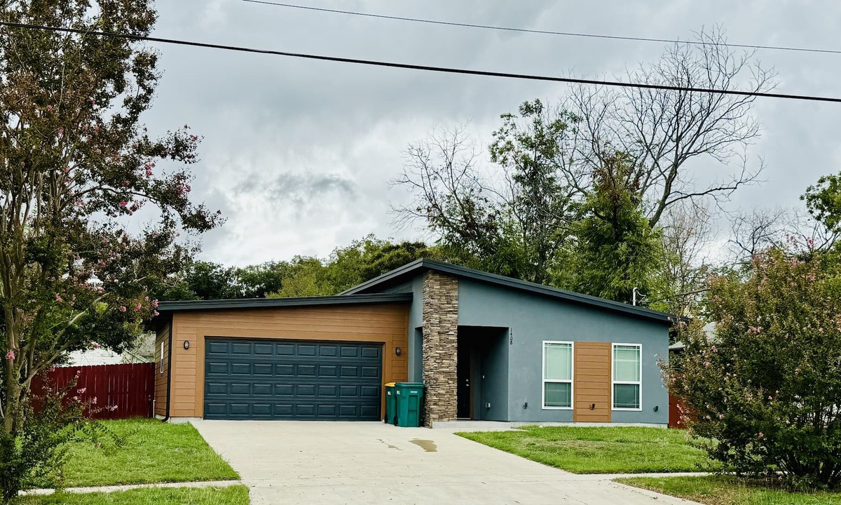 Gatesville House | Contemporary Leon St. House
