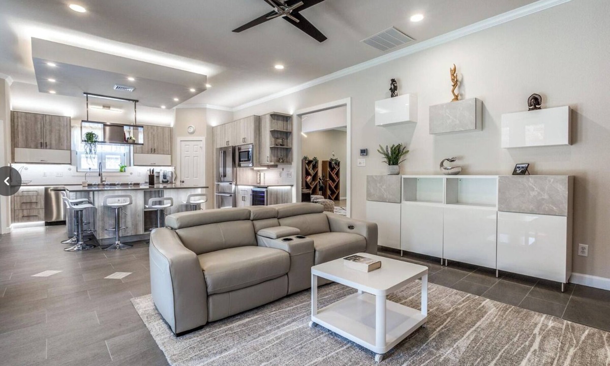 Far North Dallas House | Contemporary, Luxury 3 bedroom plus Office townhome in north Dallas with 1G net