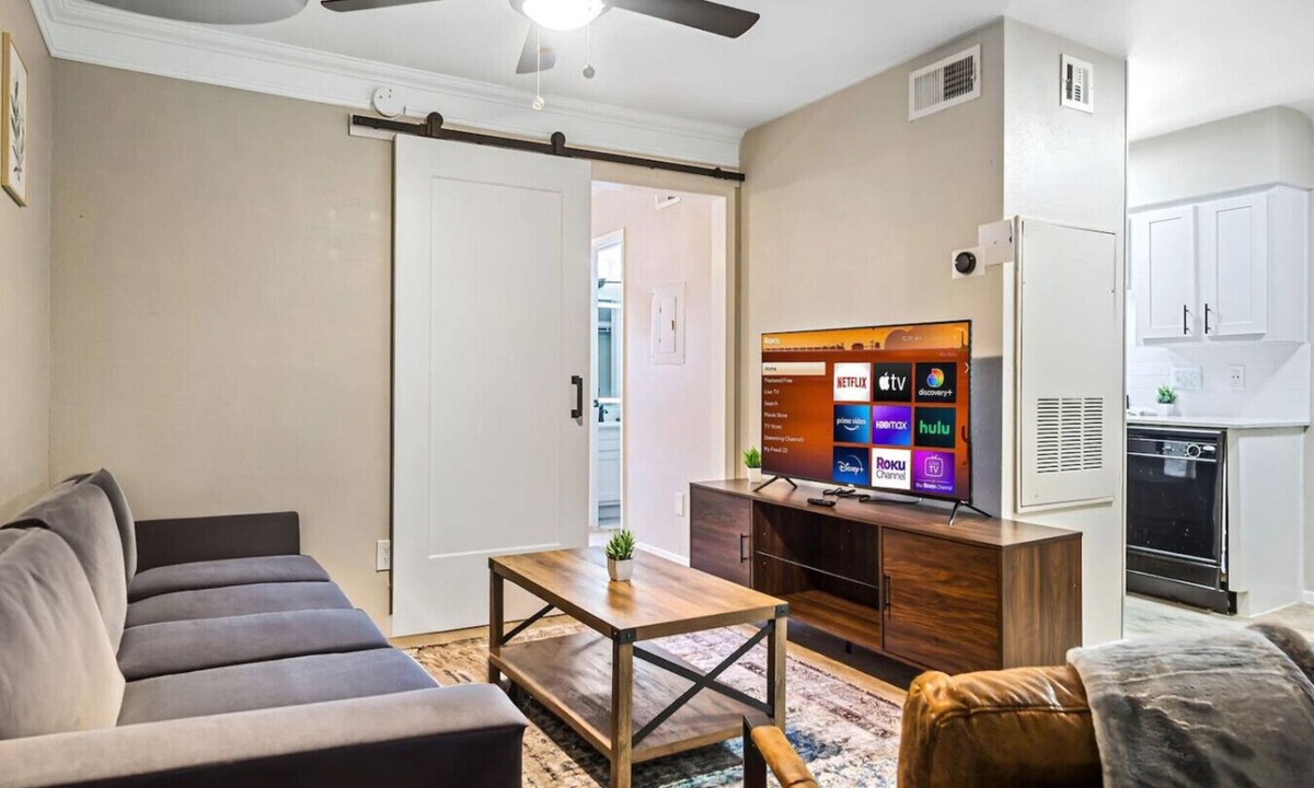 Brentwood Apartment | Contemporary One Bedroom One Bath with Pool Acces