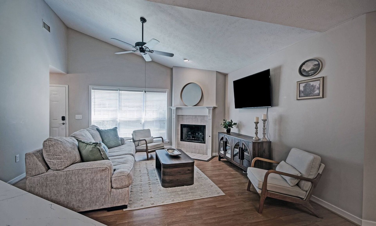 Flowood House | Contemporary Retreat near Lakeshore