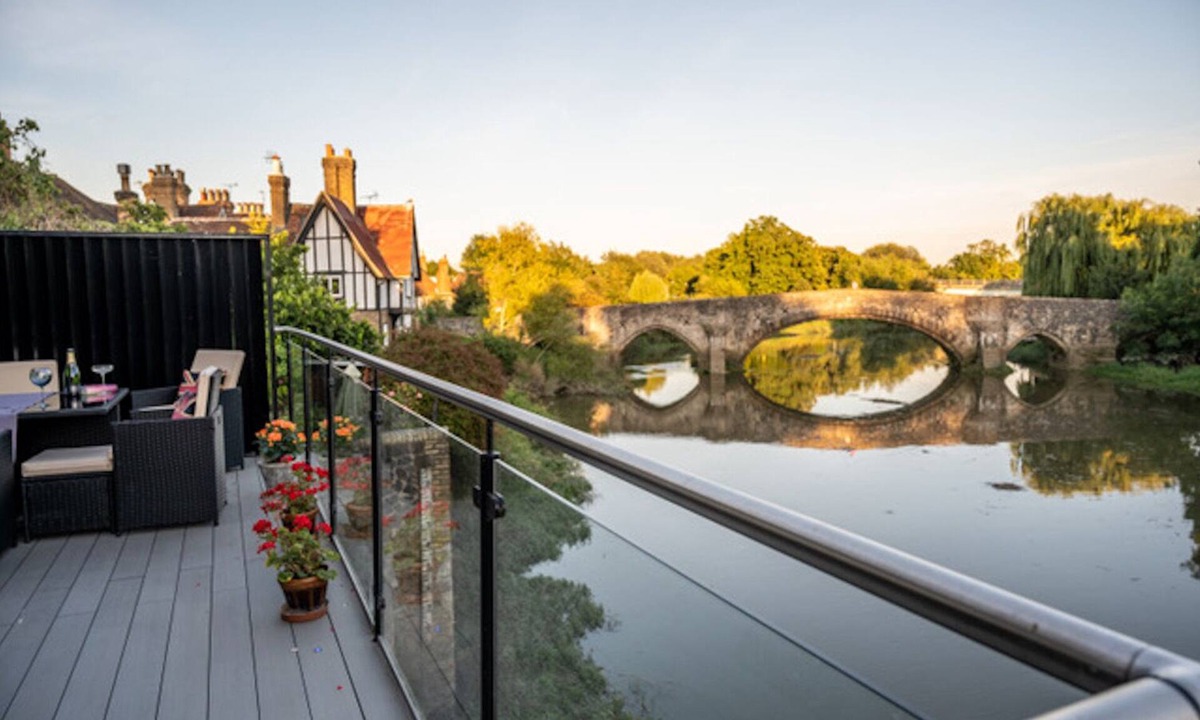 Aylesford Cottage | Contemporary riverside retreat with views across the water and historic bridge