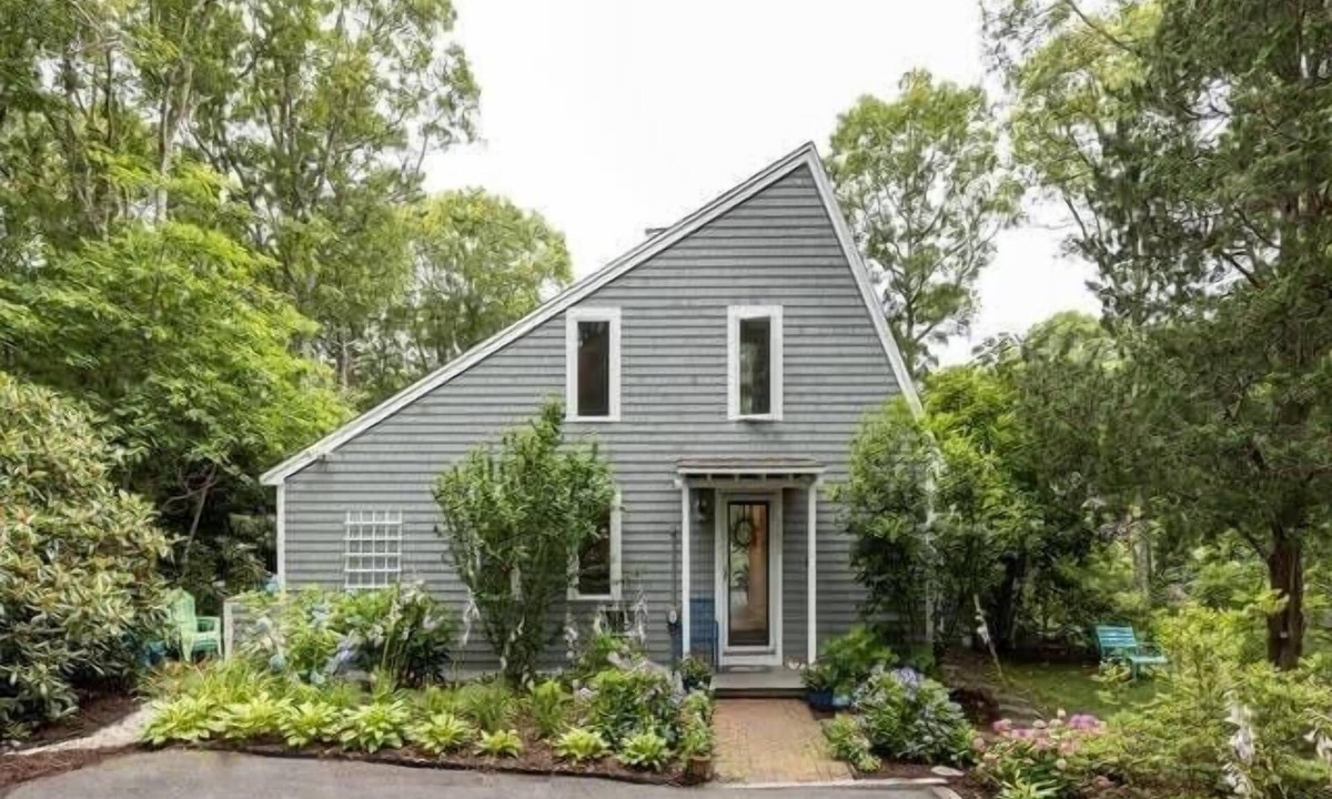 Mashpee House | Contemporary Saltbox In New Seabury!