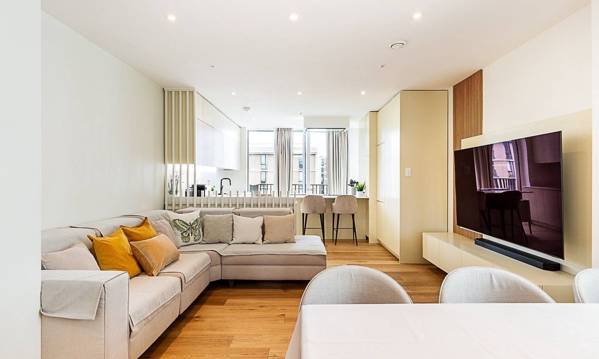 Stratford Apartment | Contemporary Stratford Escape