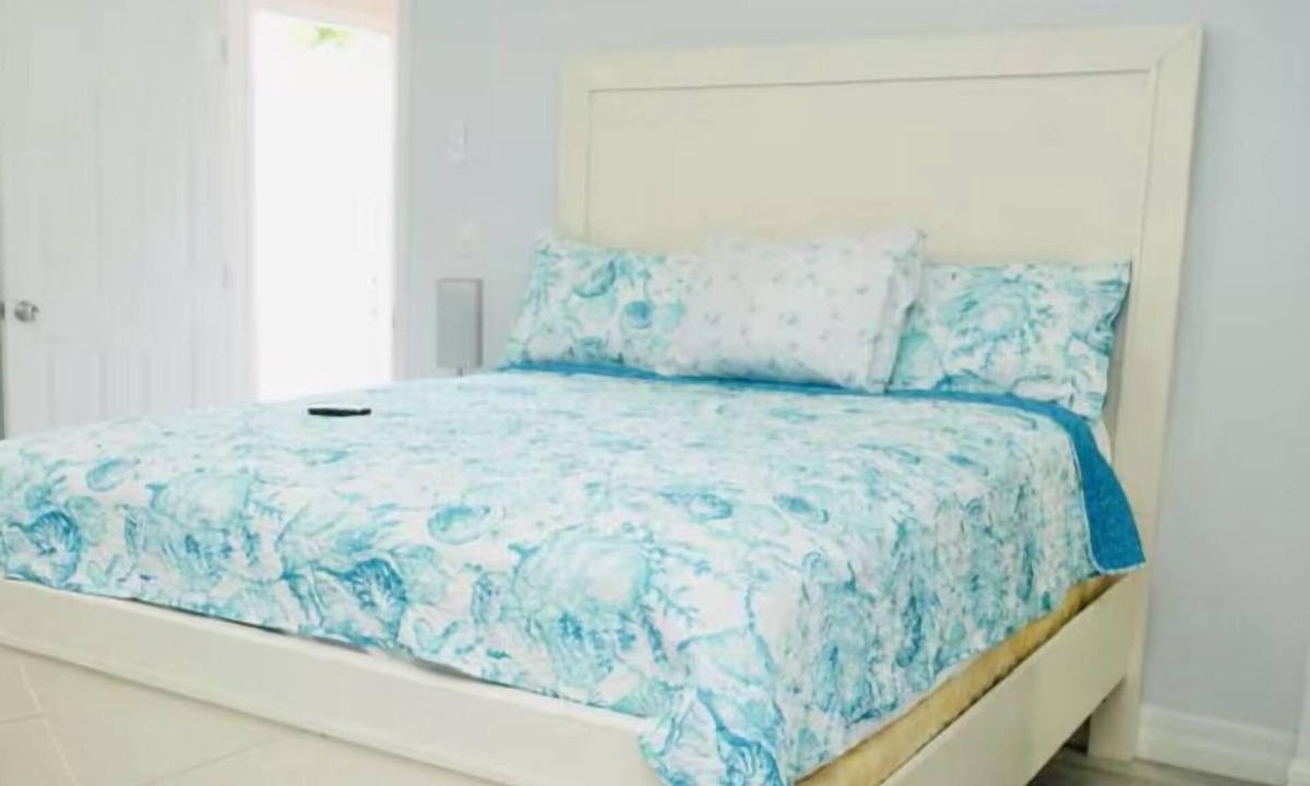 Oak Ridge Apartment | Contemporary Studio W/Full kitchen near Universal