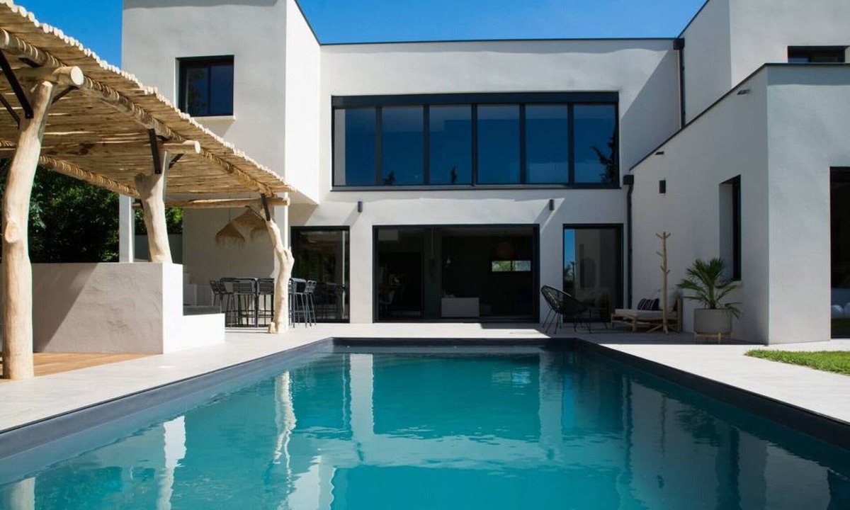 Sommieres Villa | Contemporary villa with pool, garden & walkable village