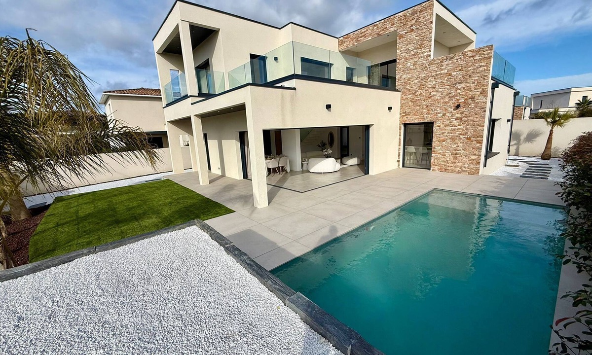 Villetelle House | Contemporary villa with pool