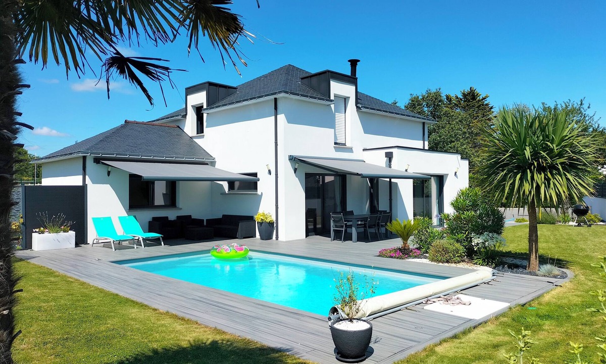 Vannes House | Contemporary villa with heated pool