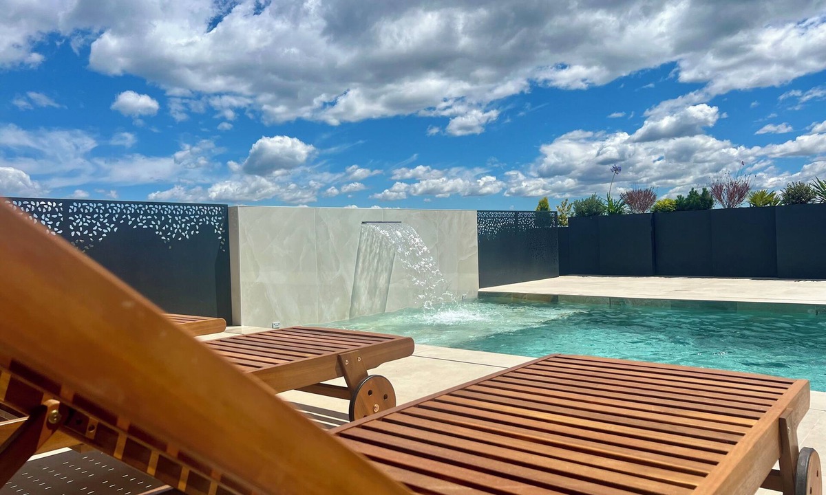 Uzes Villa | Contemporary villa with unobstructed view