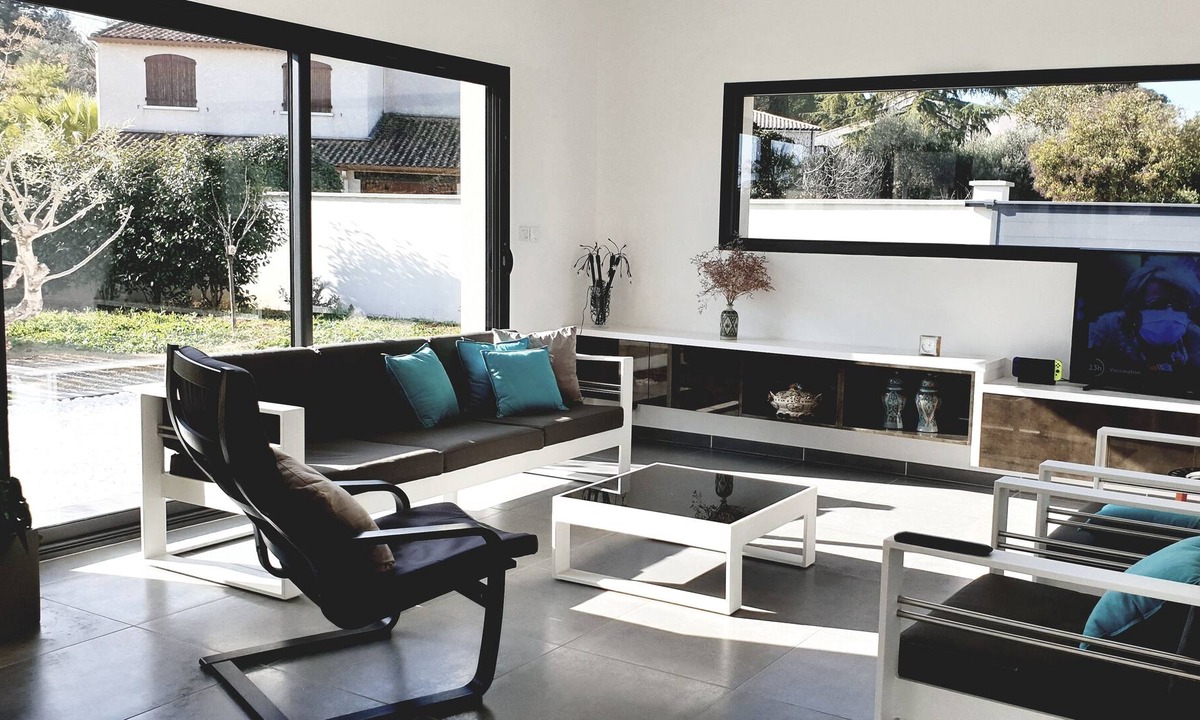Castelnau-le-Lez Villa | Contemporary waterfront villa