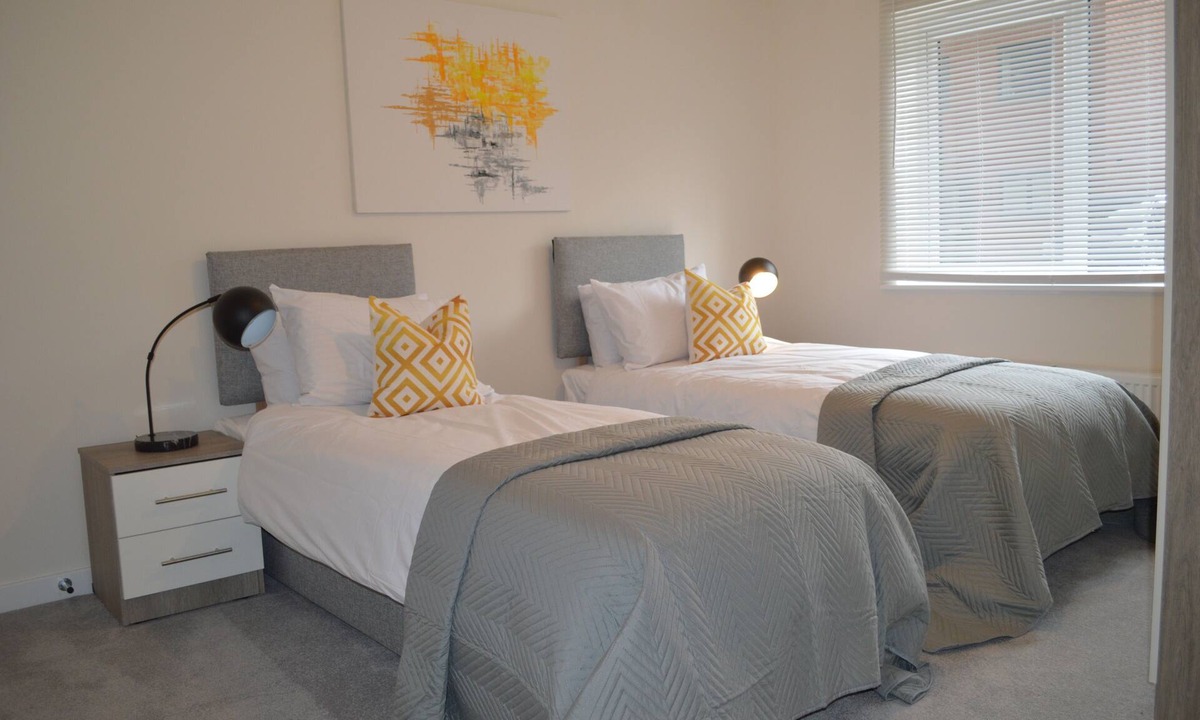 Newborough House | Contractor Accommodation - Sleeps 7 - Peterborough