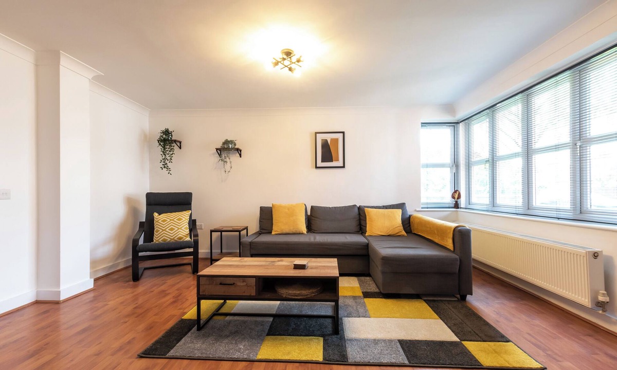 Southampton Apartment | Contractor Base | 2BR | Parking