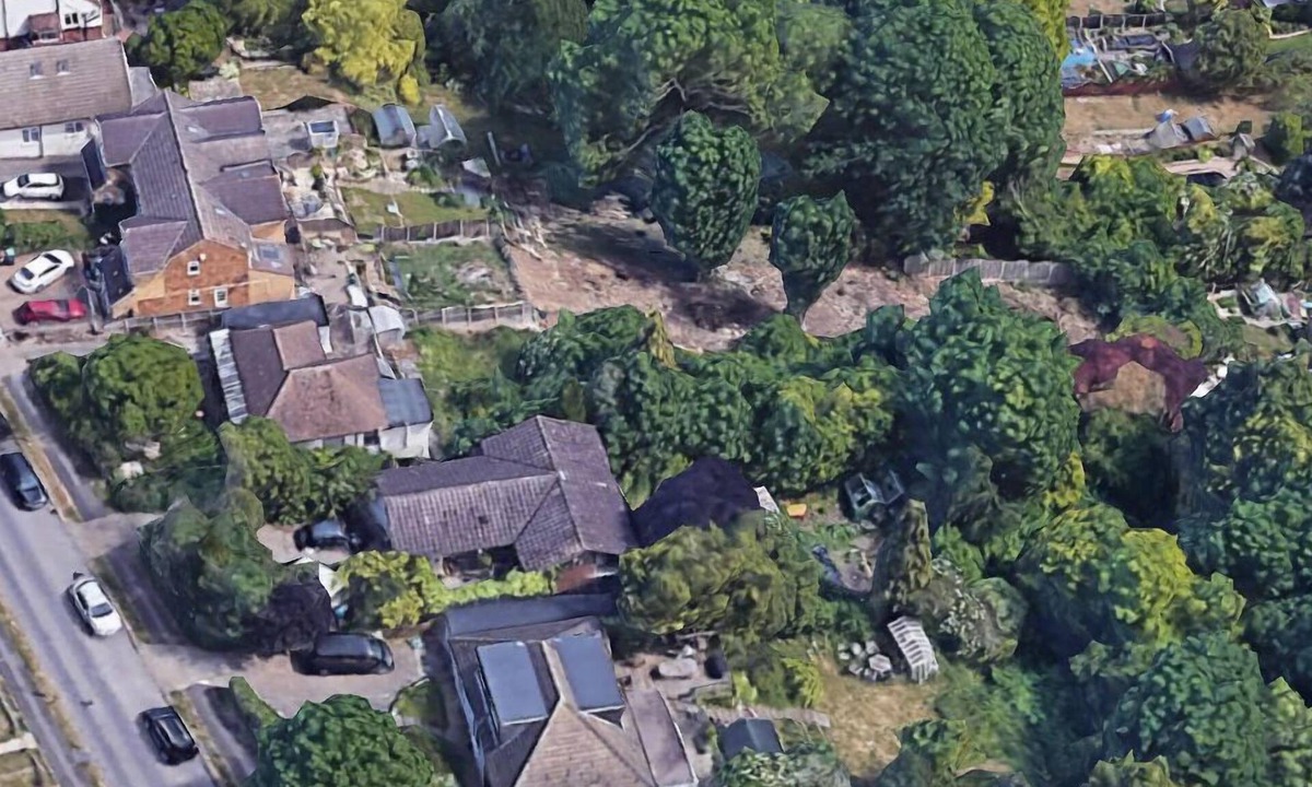 St. Ann's House | Contractor base with Pool table