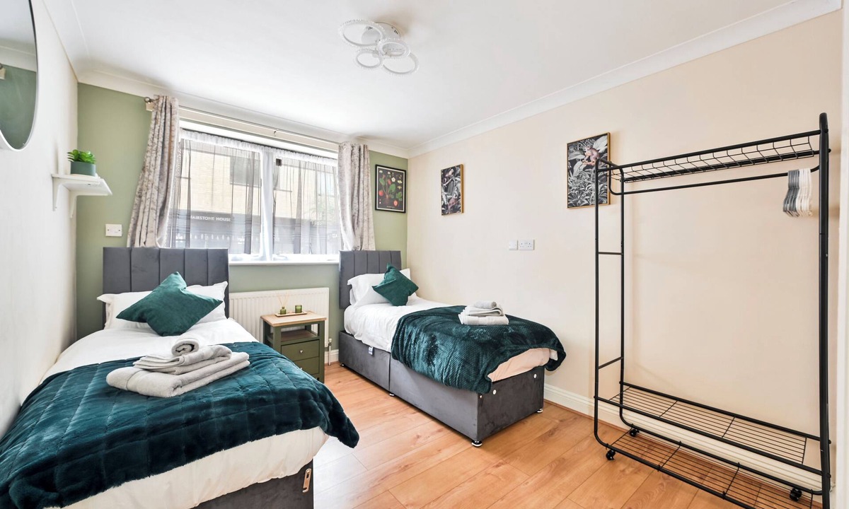 Forest Gate Apartment | Contractor Friendly 2BR Wi-Fi + Gated Parking