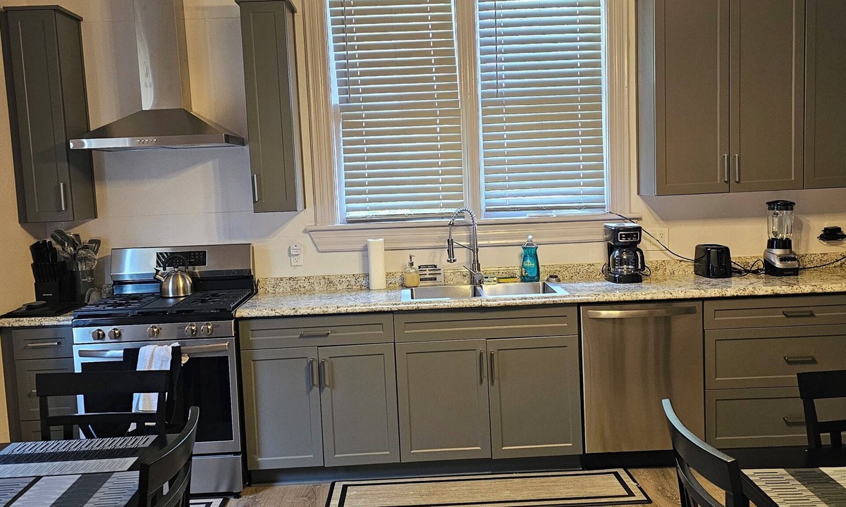 Port Arthur House | Contractor Friendly 8BR Home: Comfort, Space & Privacy