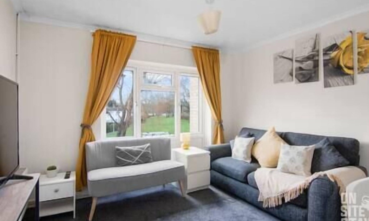 Hatfield Apartment | Contractors 4 Bed with Parking