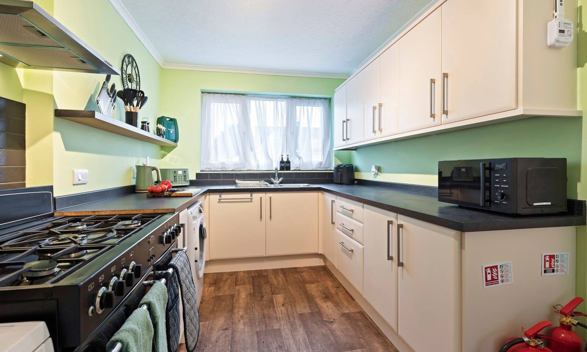 West Huntspill House | Contractors, discounts*parking