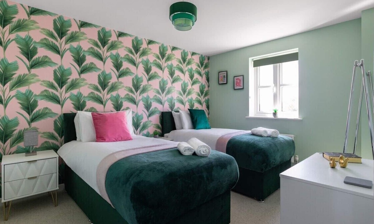 Blackmore End House | Contractors dream home with parking - Sleeps 7