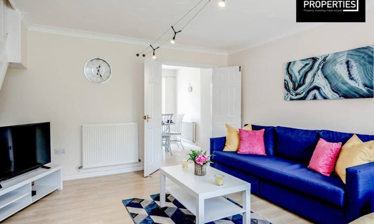 Luton House | Contractors Home 3 Bed 2.5 Bath | Parking | Wifi