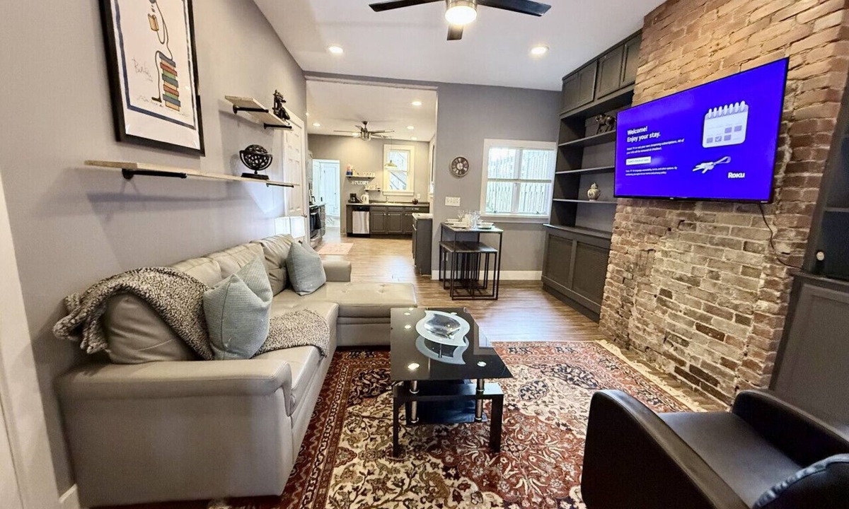 South Side Slopes House | Convenient 1 BR close southside