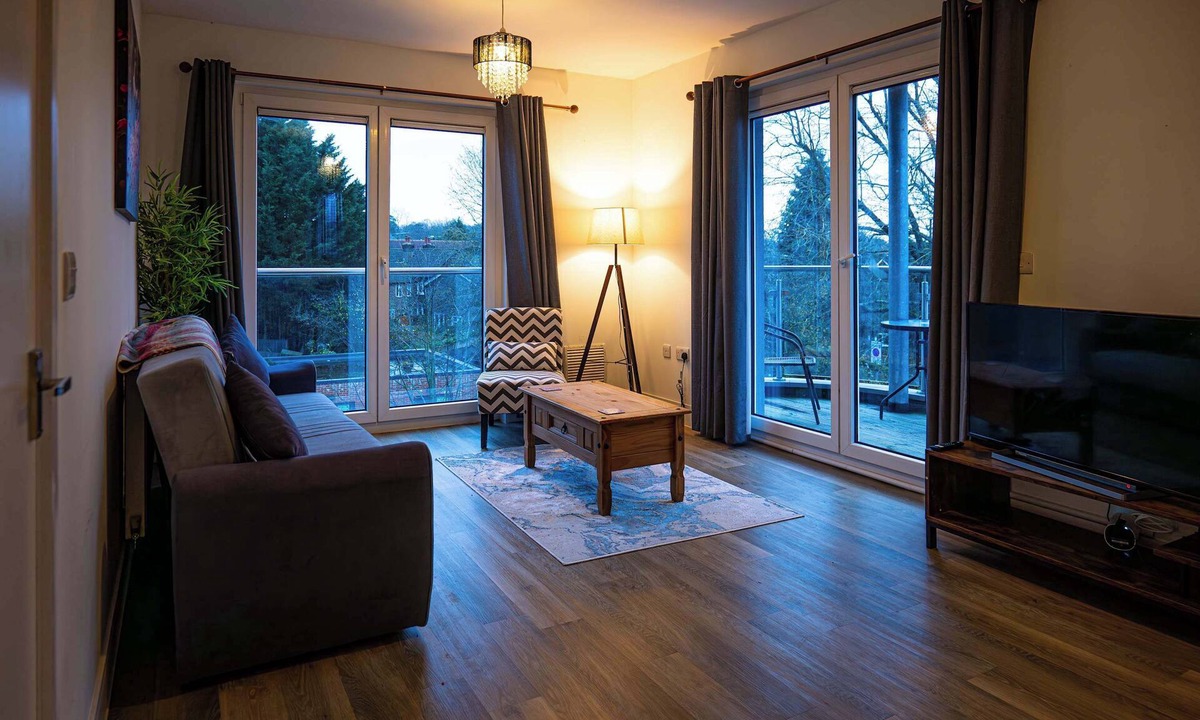 Crawley Apartment | Convenient 2 Bedroom Apartment in Crawley
